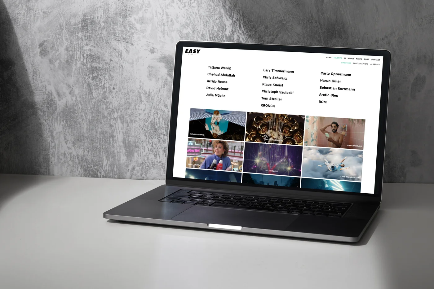 easydoesit.de auf MacBook, Talents-Seite mit Raster aus Produktionsstills und Talent-Namen