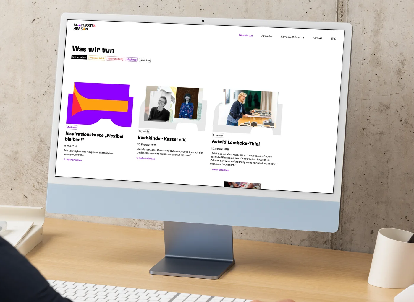 kulturkita-hessen.de auf iMac, Was-wir-tun-Seite mit Expertenportraets und Inhaltsfiltern