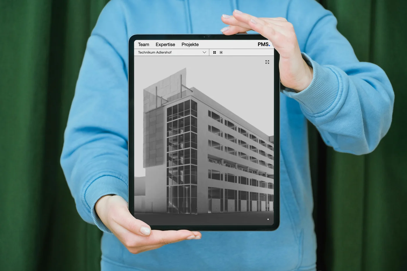 pms-ag.de auf iPad in Haenden, Einzelprojekt Technikum Adlershof mit Vollbild-Rendering in Schwarzweiss